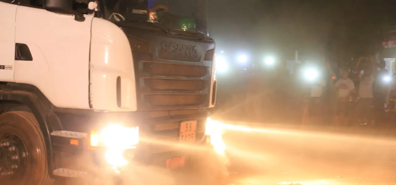 Caminhões deixam Terminal de Petróleo em Teresina
