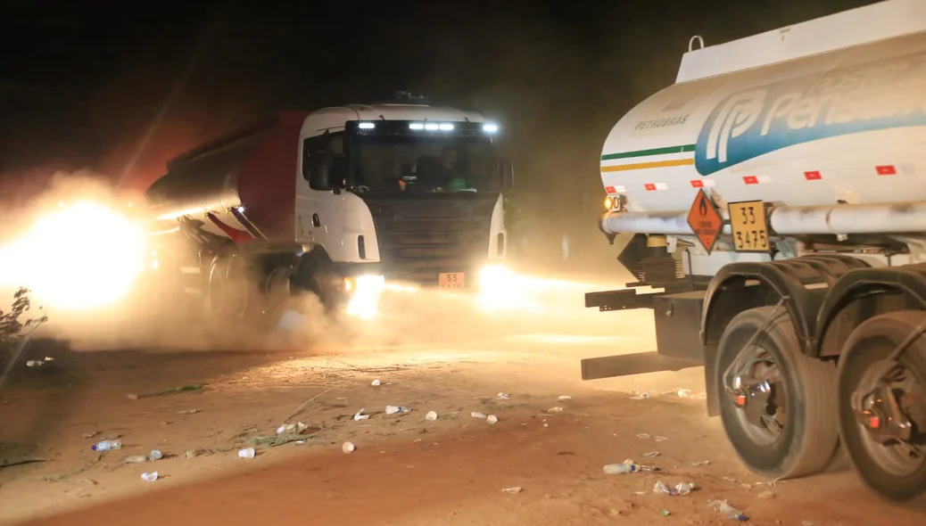 Caminhões deixando o Terminal de Petróleo em Teresina