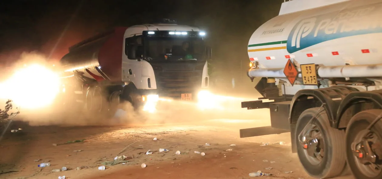 Caminhões deixando o Terminal de Petróleo em Teresina