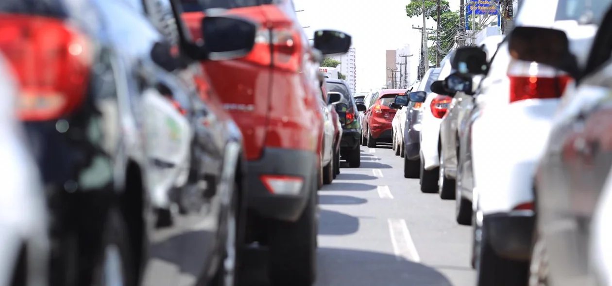 Carros formam filas