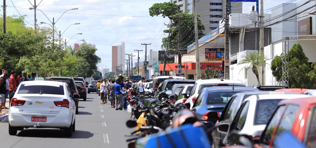 Condutores de veículos na Avenida Universitária