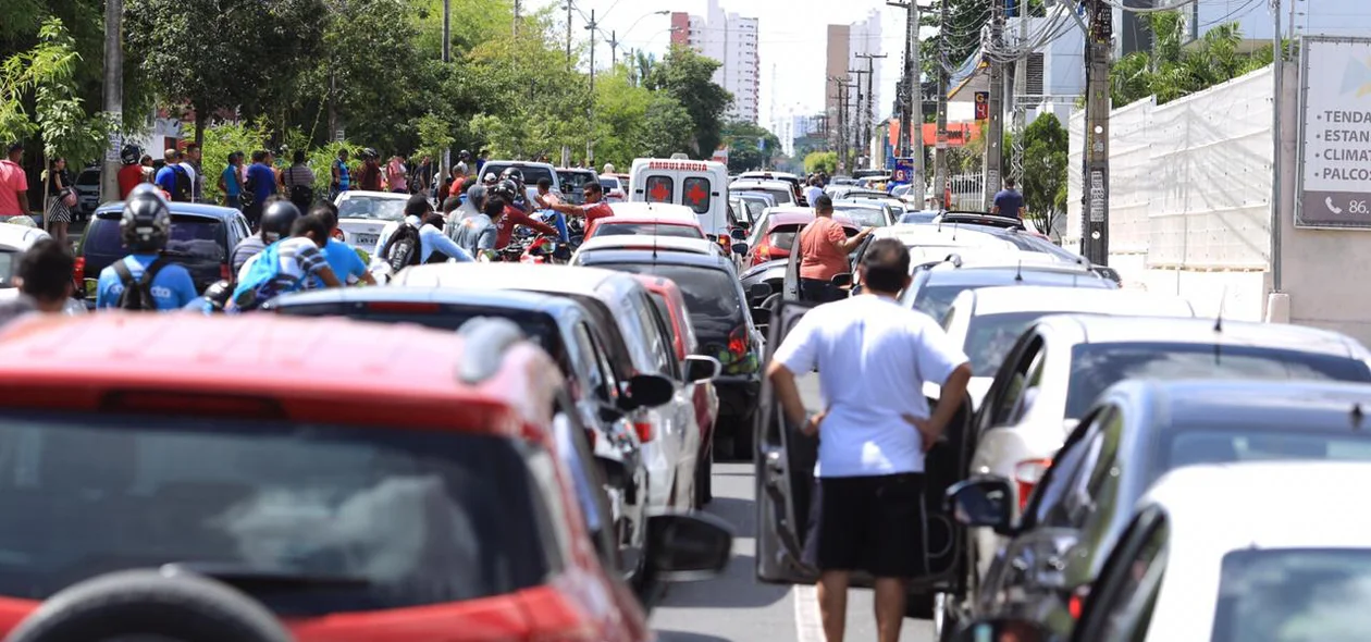 Filas na Avenida Universitária