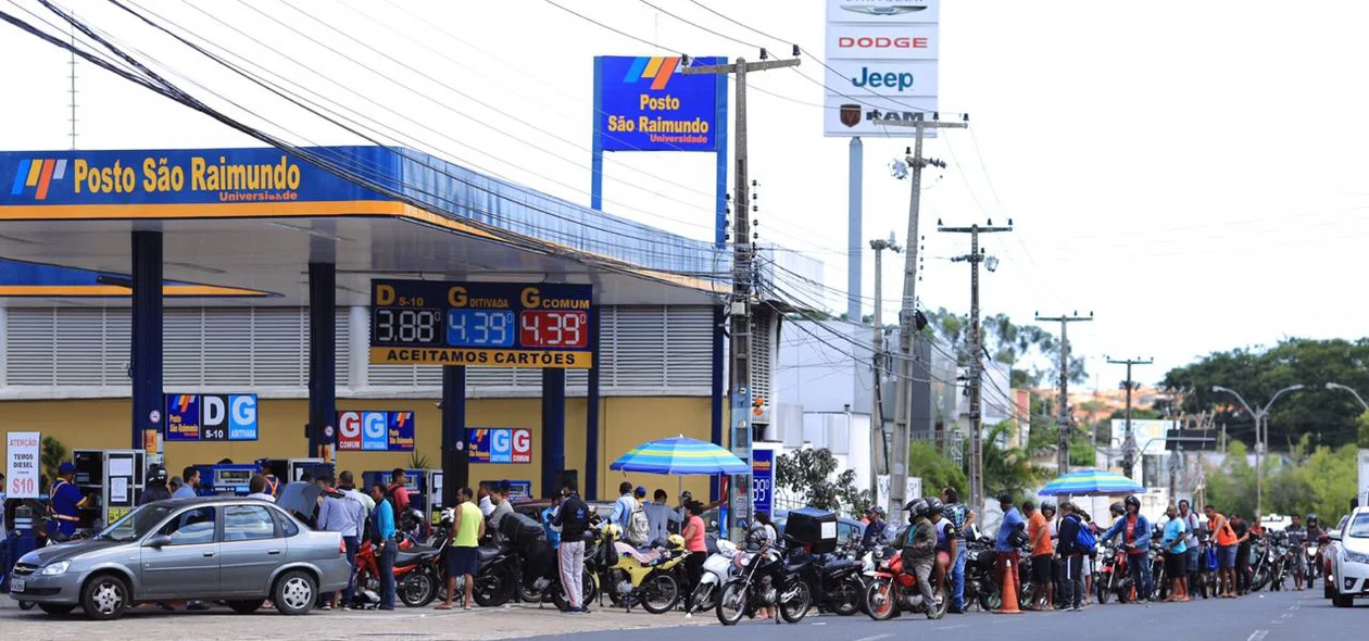 Filas quilométricas no Posto São Raimundo