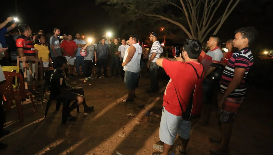 Líder comunitário Elizeu conversa com manifestantes