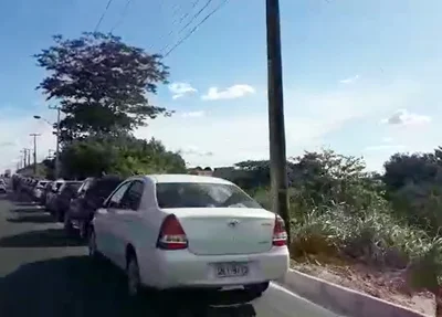 Longa fila para abastecer