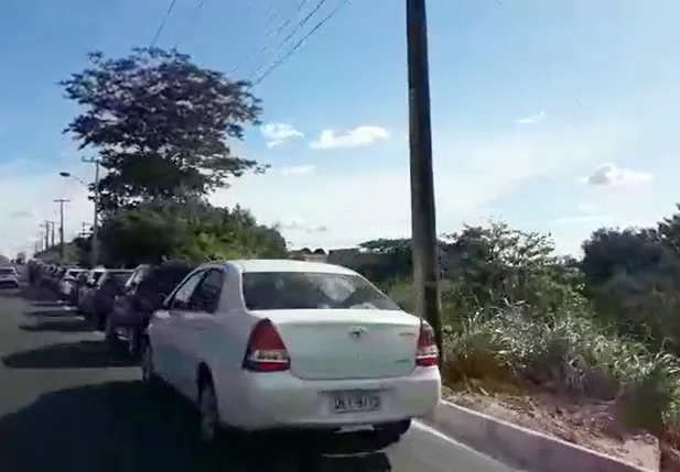 Longa fila para abastecer