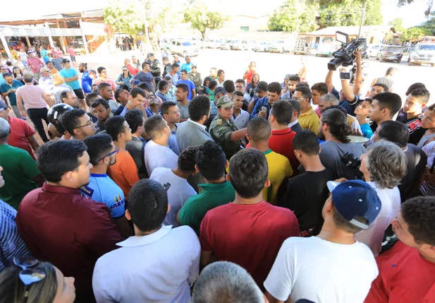 Manifestantes conversam com a coronel Júlia Beatriz