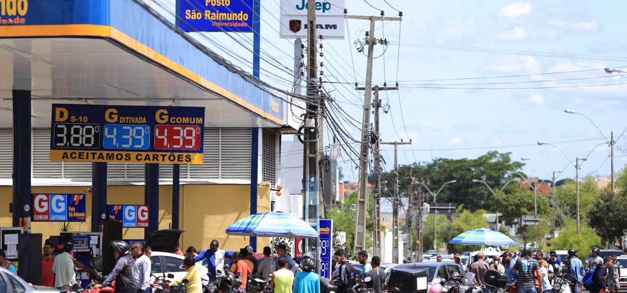 Motociclistas em busca de gasolina