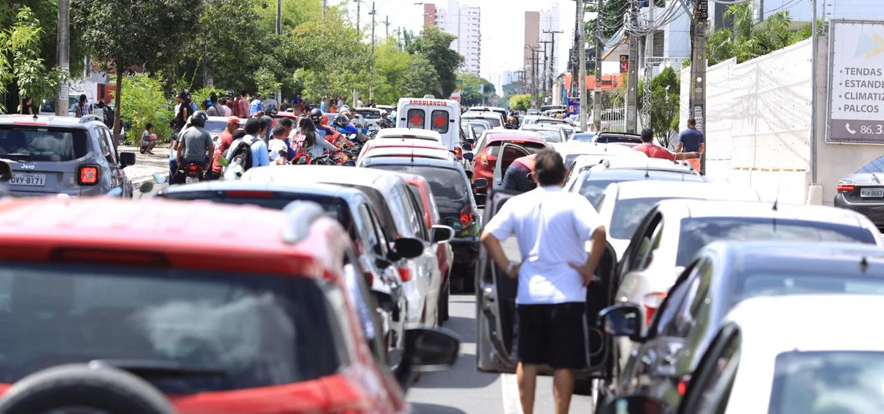 Motoristas descem de veículos