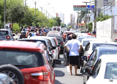 Motoristas descem de veículos