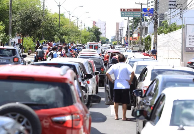 Motoristas descem de veículos