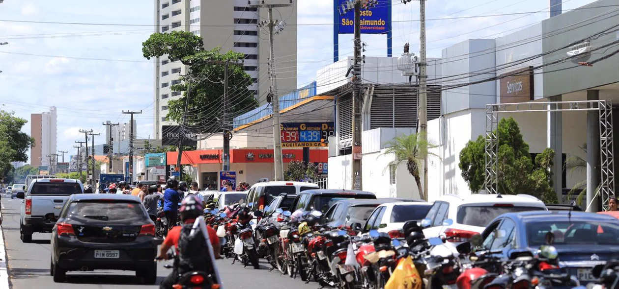 Motoristas formam fila na zona leste de Teresina