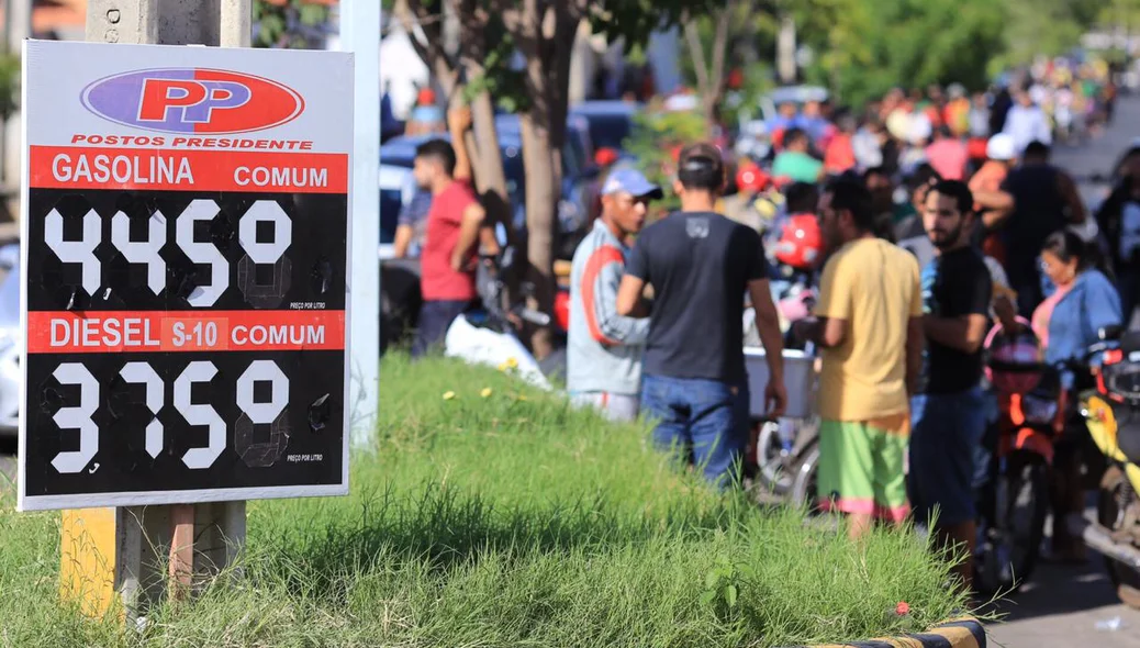 Motoristas passam mais de 2 horas para abastecer