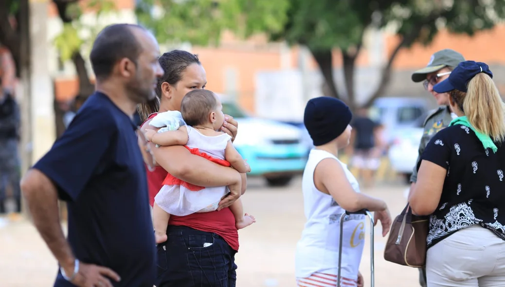Mulheres com crianças de colo também estão na manifestação