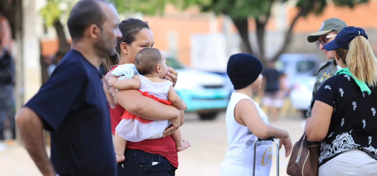 Mulheres com crianças de colo também estão na manifestação