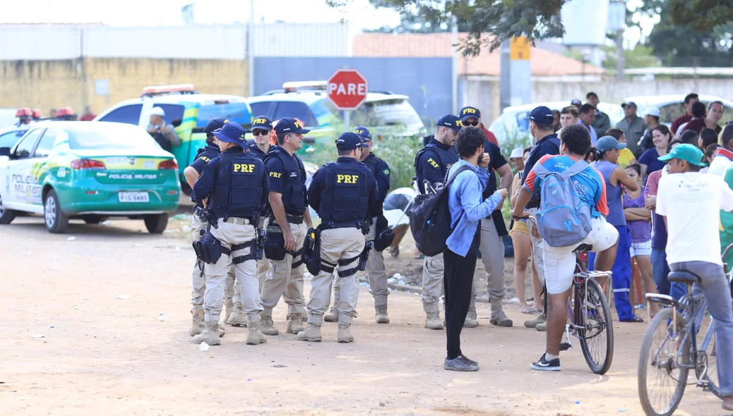 Policiais Rodoviários Federais também estão no terminal de petróleo