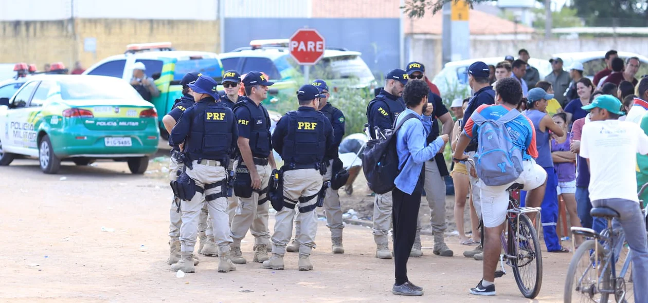 Policiais Rodoviários Federais também estão no terminal de petróleo