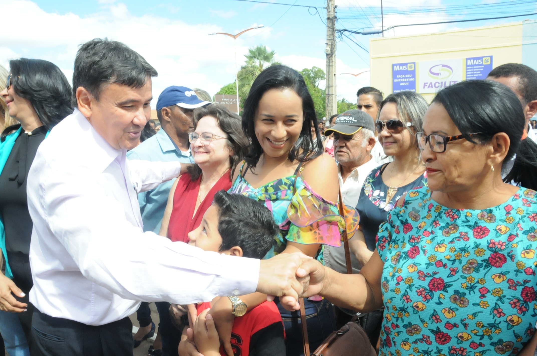 Wellington cumprimenta populares 