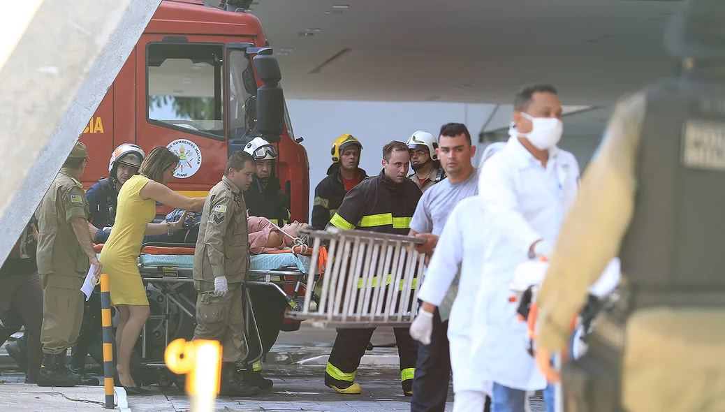 Bombeiros fazendo os primeiros socorros 