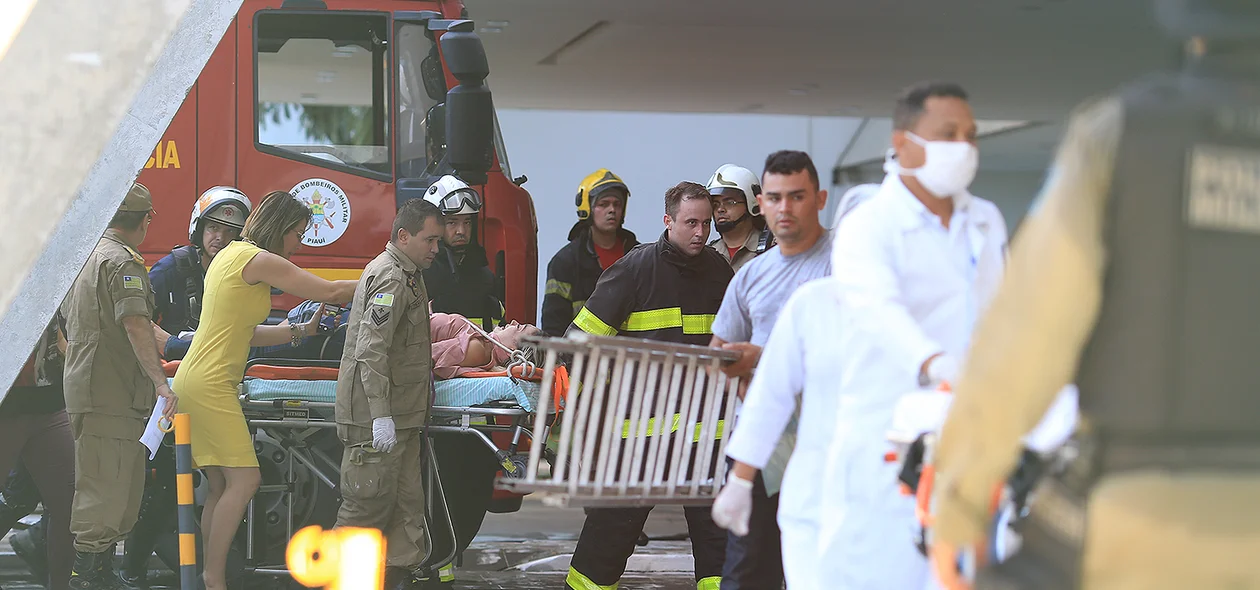 Bombeiros fazendo os primeiros socorros 