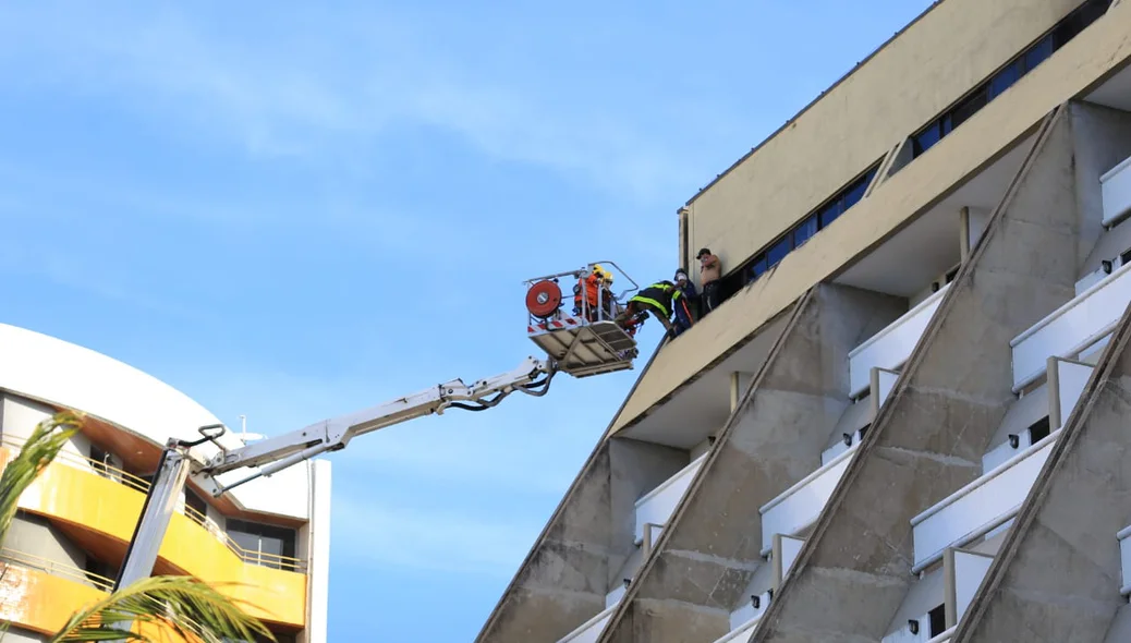 Bombeiros socorrem homens que estavam na sacada do hotel 