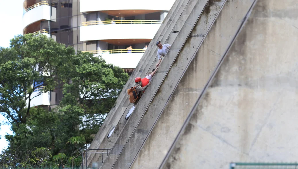 Bombeiros tentam resgatar hóspedes