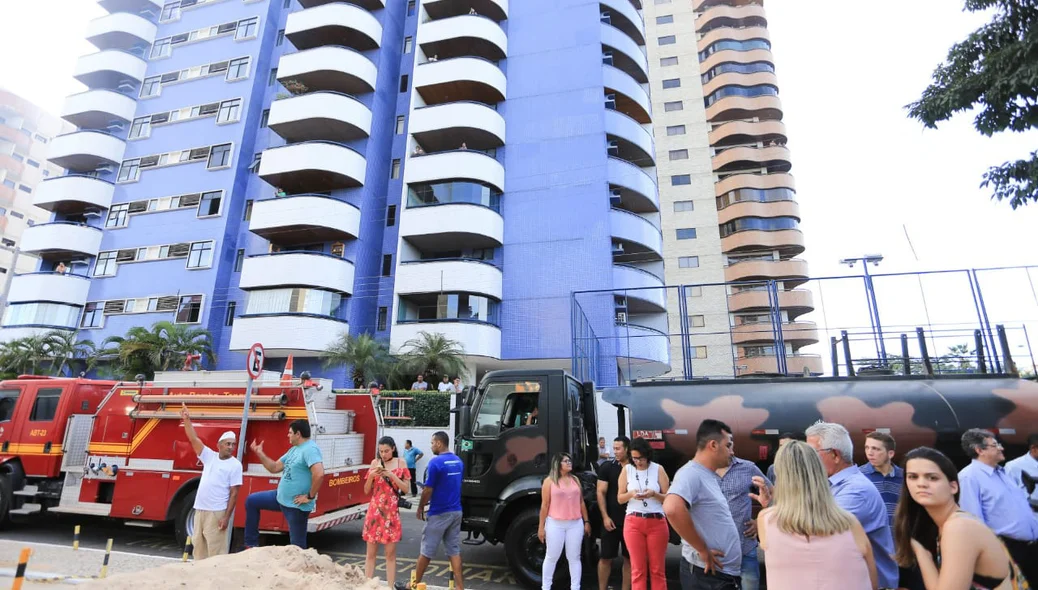 Carro pipa do exército chega para ajudar no controle das chamas
