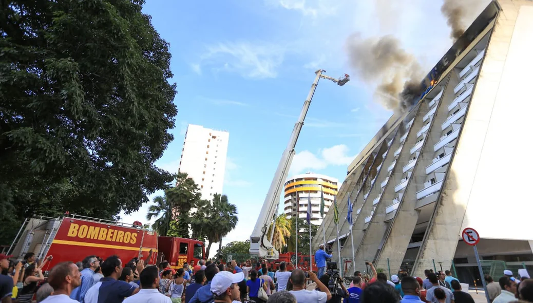 Corpo de Bombeiros tenta conter as chamas