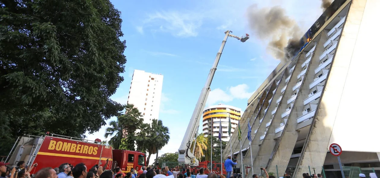 Corpo de Bombeiros tenta conter as chamas