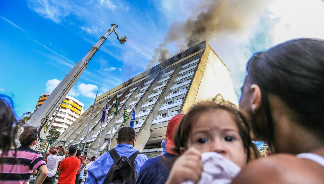 Crianças também foram resgatadas das chamas 