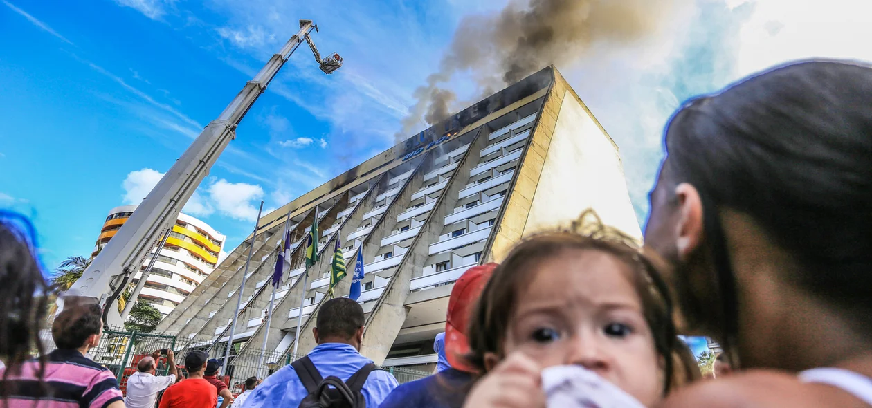 Crianças também foram resgatadas das chamas 