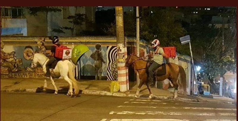 Empresas trocam motocicletas por cavalos por falta de gasolina