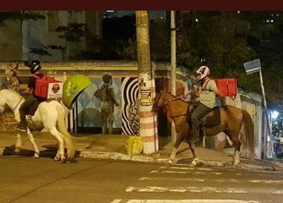 Empresas trocam motocicletas por cavalos por falta de gasolina