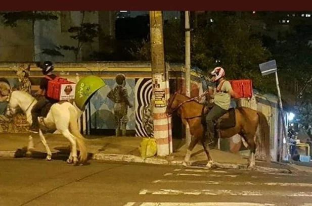 Empresas trocam motocicletas por cavalos por falta de gasolina