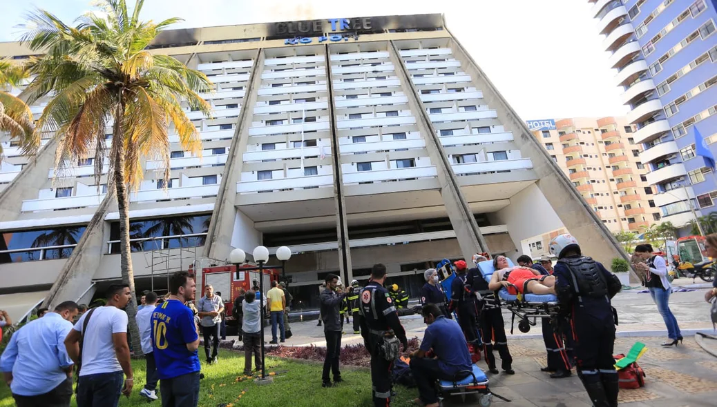 Equipes de resgate trabalhando no Rio Poty Hotel 