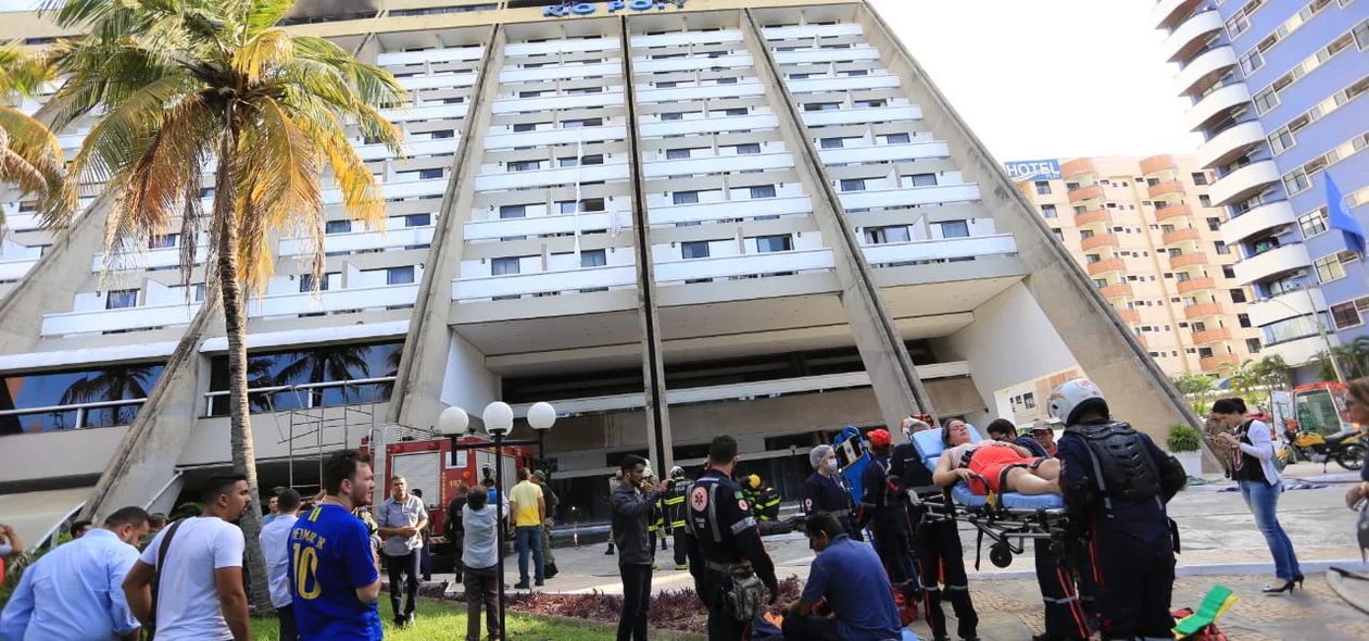 Equipes de resgate trabalhando no Rio Poty Hotel 
