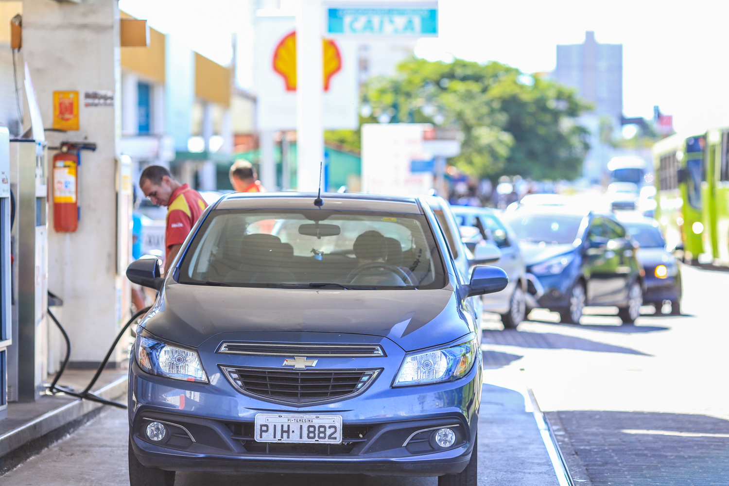 Fila para abastecer no Posto de combustível da João XXIII