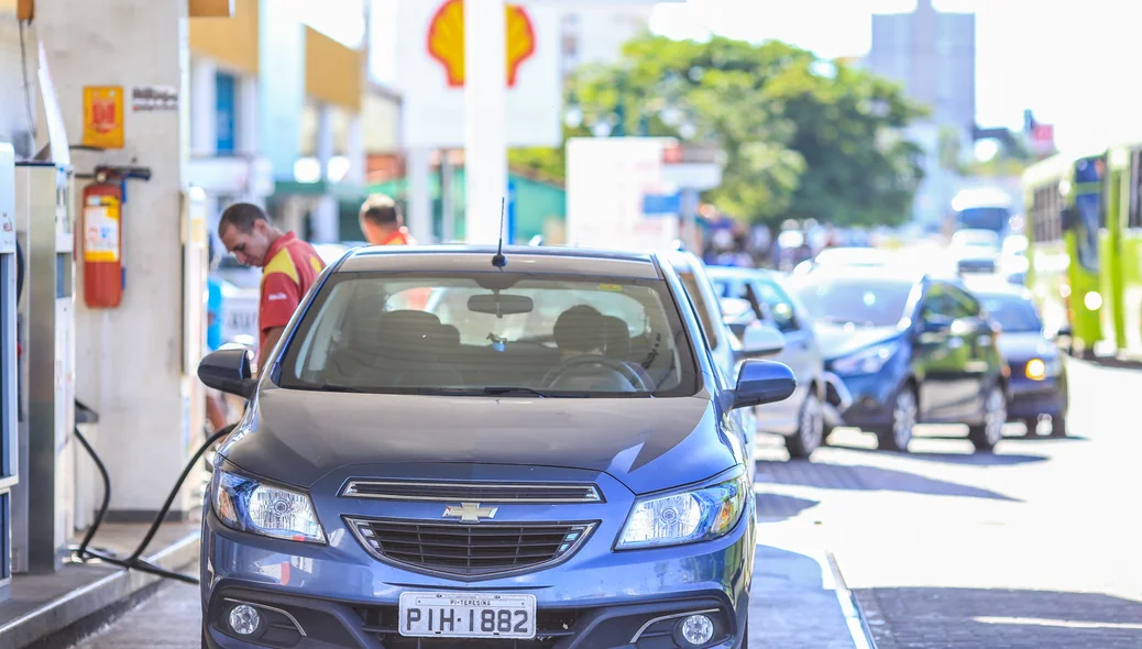Fila para abastecer no Posto de combustível da João XXIII