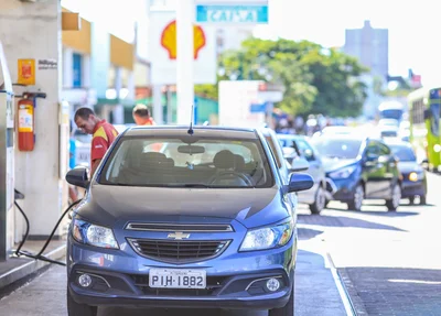 Fila para abastecer no Posto de combustível da João XXIII