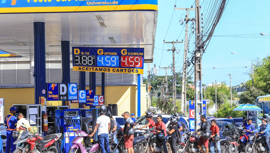 Fila para abastecer no Posto São Raimundo, na zona leste de Teresina