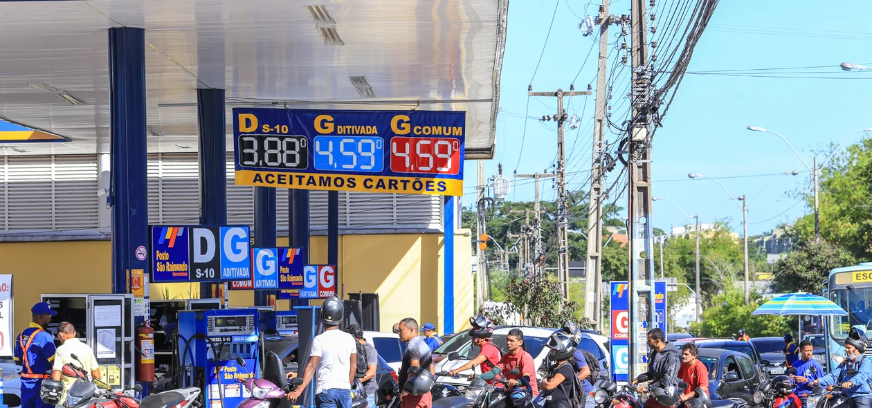 Fila para abastecer no Posto São Raimundo, na zona leste de Teresina