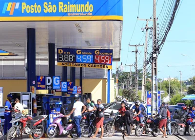 Fila para abastecer no Posto São Raimundo, na zona leste de Teresina