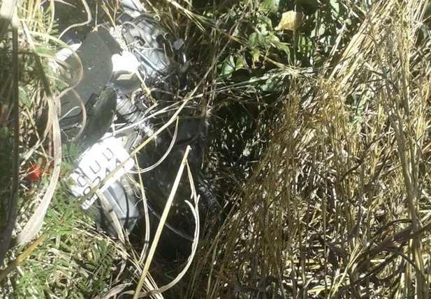 Moto encontrada no matagal após acidente 