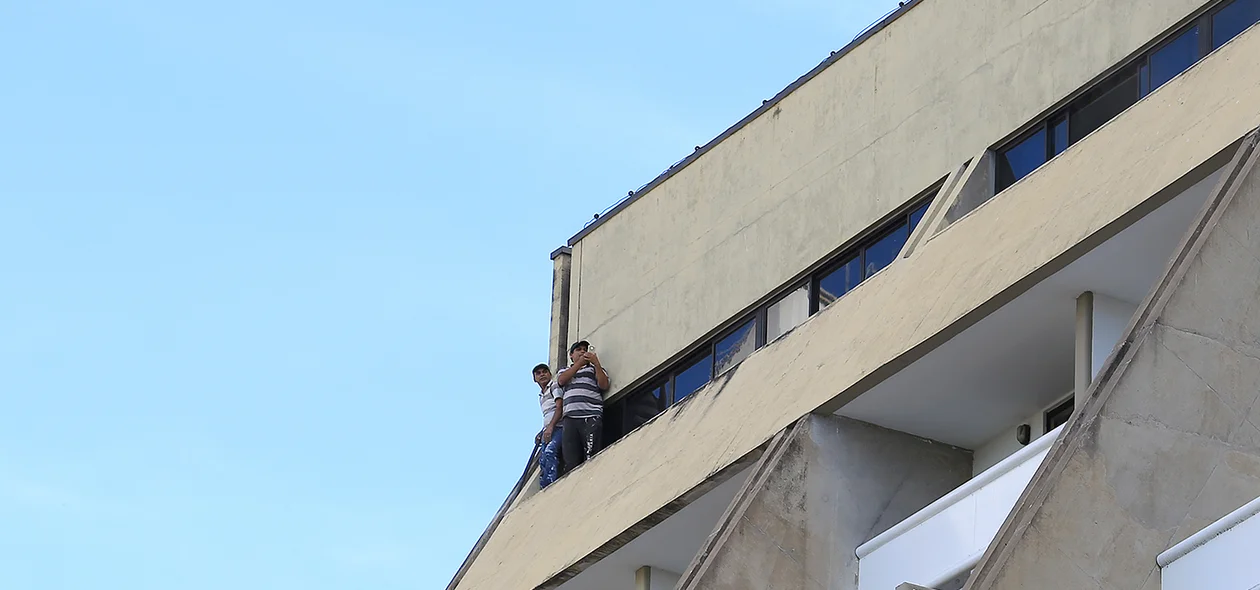 Pessoas presas no prédio