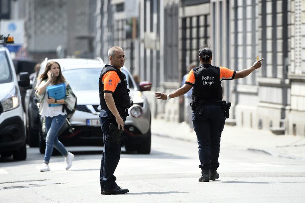 Policiais redirecionam trânsito após o tiroteio