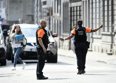 Policiais redirecionam trânsito após o tiroteio