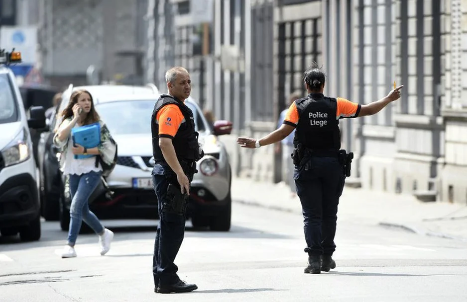 Policiais redirecionam trânsito após o tiroteio