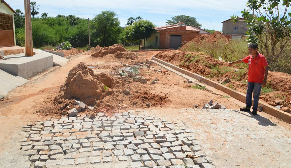 Morador do bairro aponta local em que a obra parou