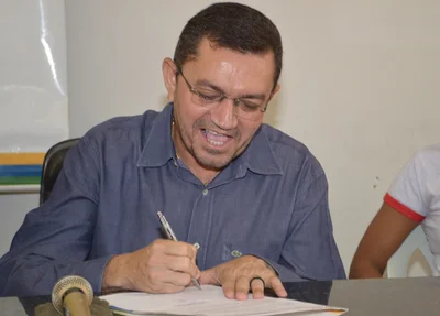 Padre Walmir nomeia novos aprovados em concurso