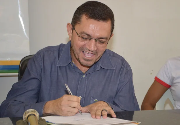 Padre Walmir nomeia novos aprovados em concurso